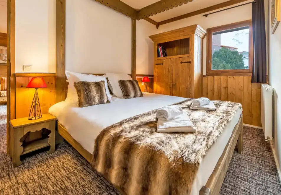 Chalet de l'Ours, Arc 2000 (self catered apartments) - Typical double bedroom style