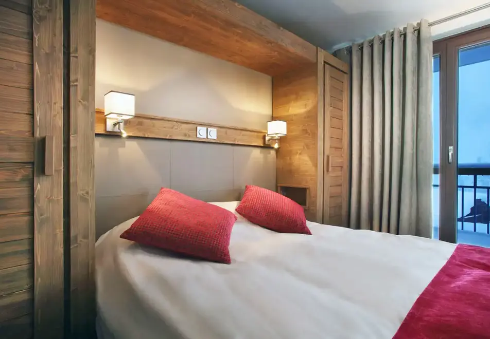 La Source des Arcs, Arcs 2000 (self catered apartments) - Typical double bedroom style