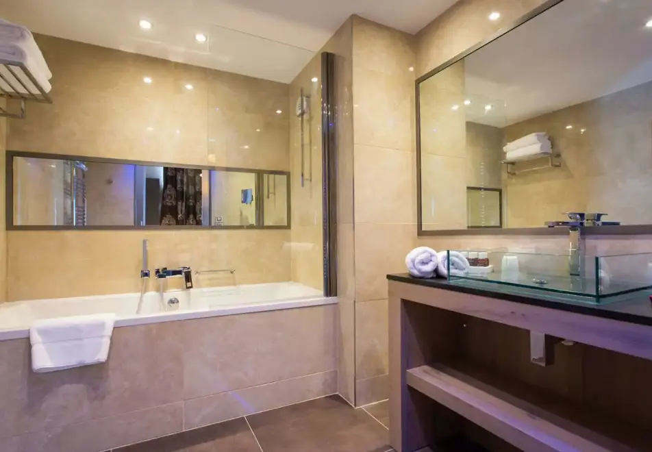 Taj I Mah, Arc 2000 (Hotel) - Bathroom