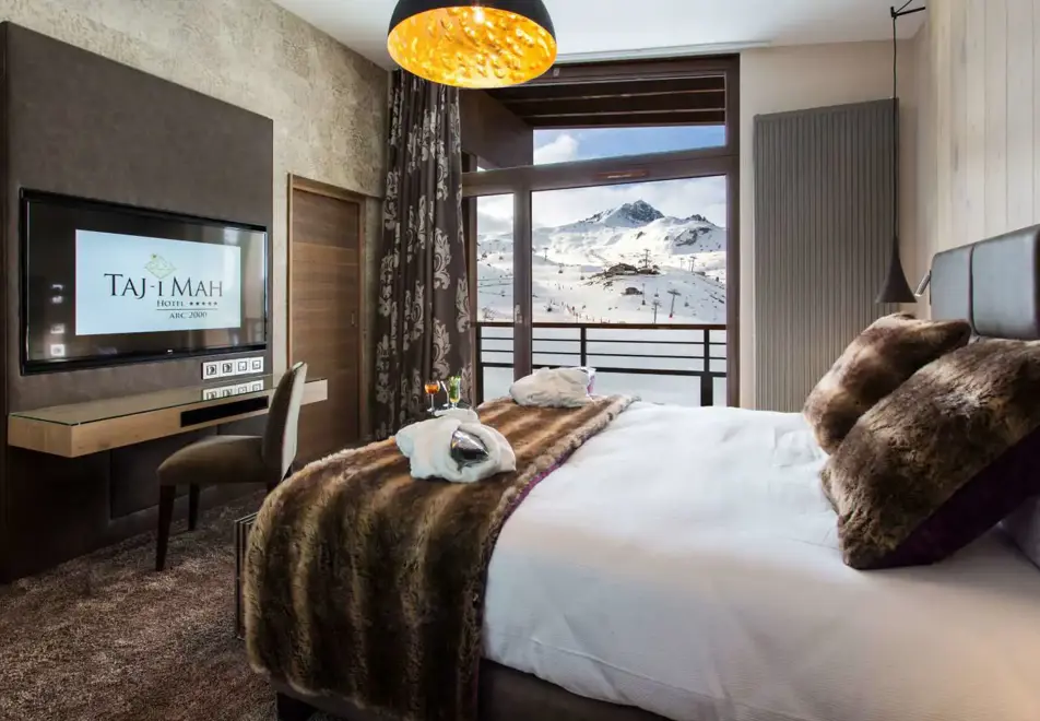 Taj I Mah, Arc 2000 (Hotel) - Communicating Family