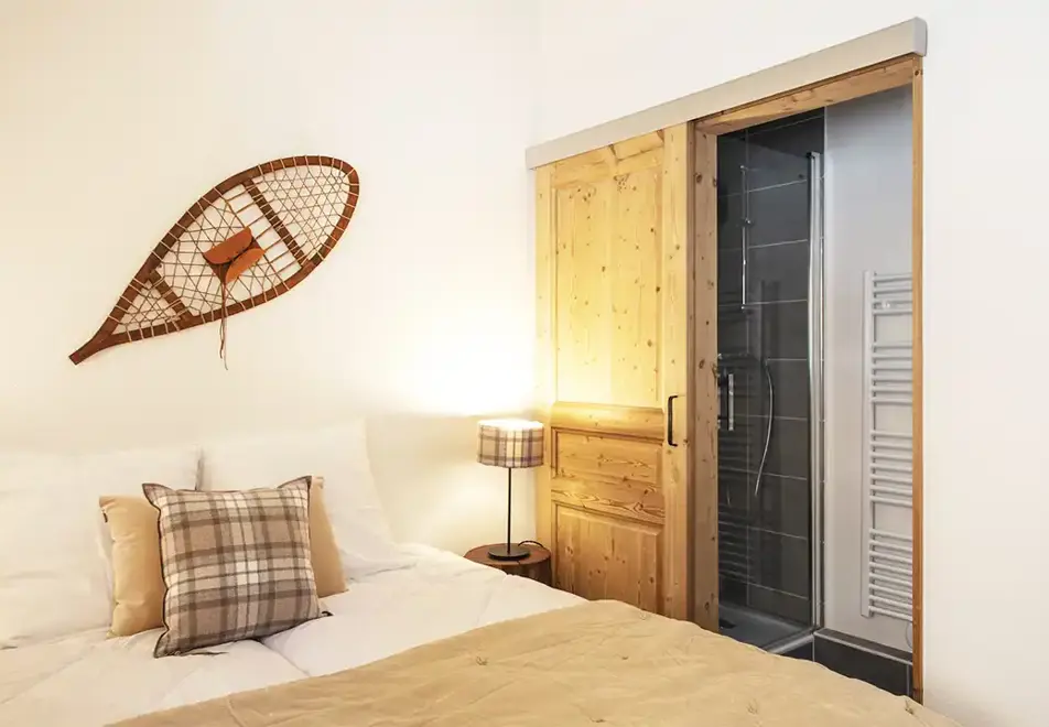 Les Edelweiss, Vaujany (self catered apartments) - Typical double bedroom style