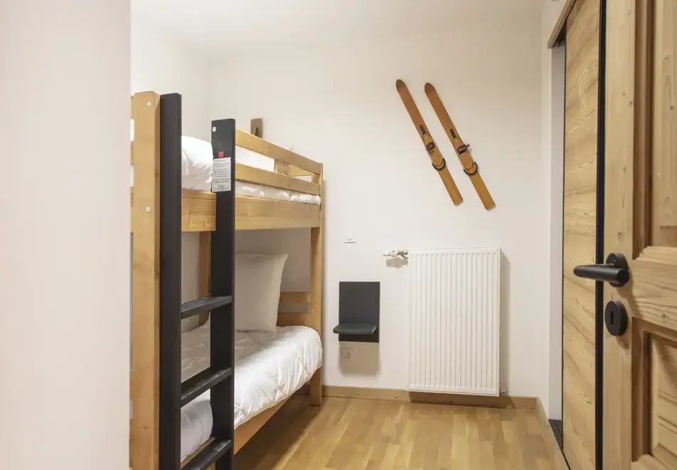 Les Edelweiss, Vaujany (self catered apartments) - Typical bunk room style