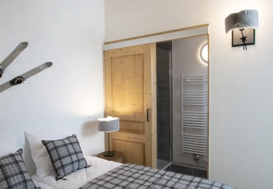 Les Edelweiss, Vaujany (self catered apartments) - Typical double room style