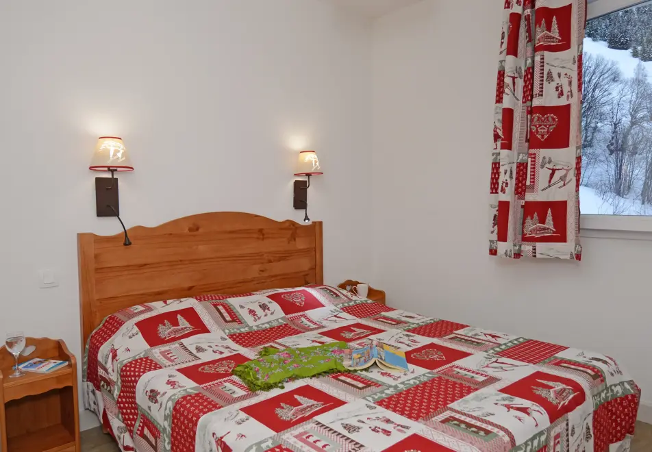 Les Bergers, St Sorlin (Self catered apartments) - Double bedroom