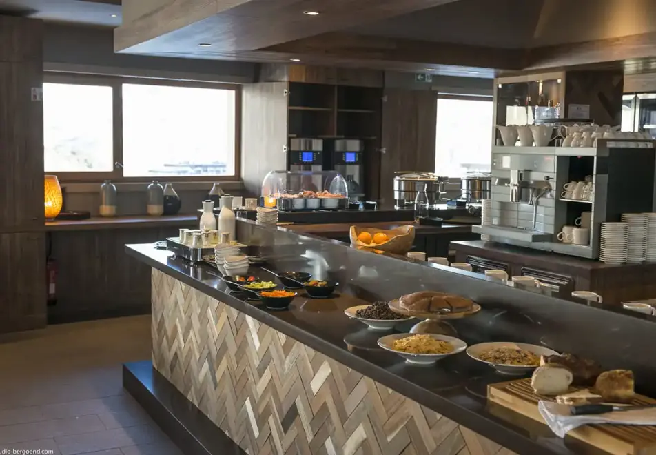Le Taos, Tignes le Lac (self catered apartments & hotel) - Breakfast (©Studio Bergoend)