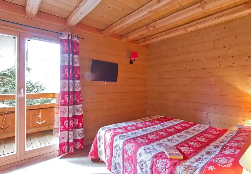 Fox Lodge, Les Deux Alpes (self catered chalet) - Double bedroom with balcony