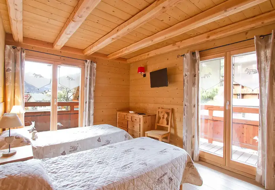 Fox Lodge, Les Deux Alpes (self catered chalet) - Twin bedroom with balcony