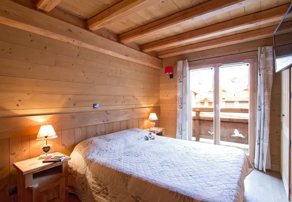Wolf Lodge, Les Deux Alpes (self catered chalet) - Double bedroom with balcony