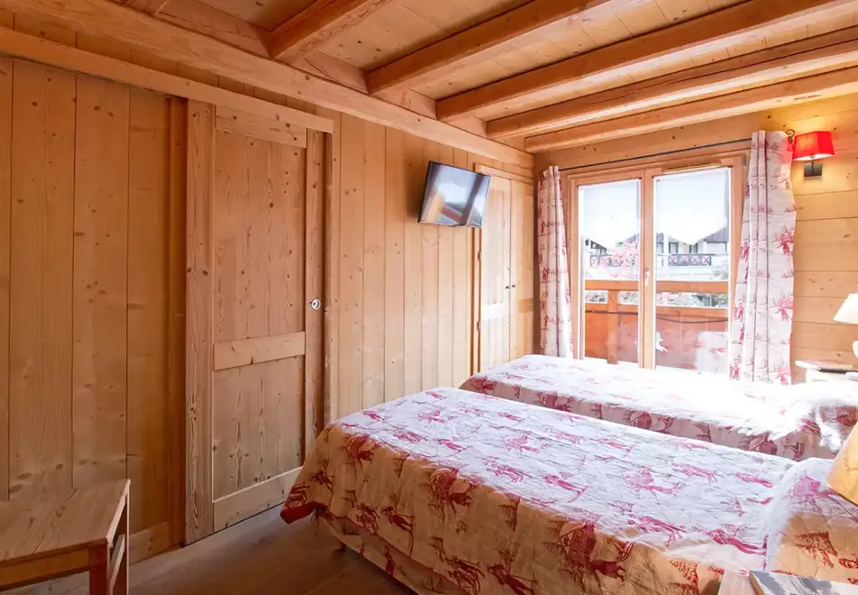 Wolf Lodge, Les Deux Alpes (self catered chalet) - Twin bedroom with balcony