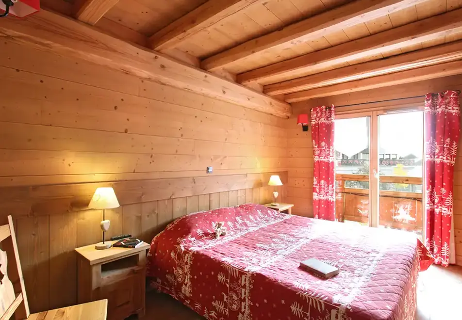 Wolf Lodge, Les Deux Alpes (self catered chalet) - Double bedroom with balcony