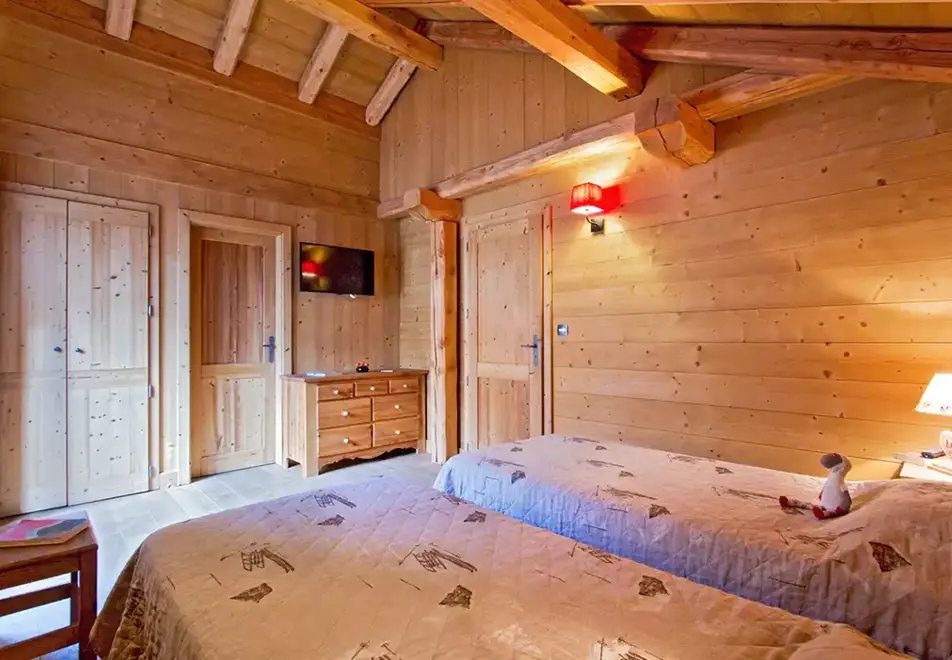 Wolf Lodge, Les Deux Alpes (self catered chalet) - Twin bedroom