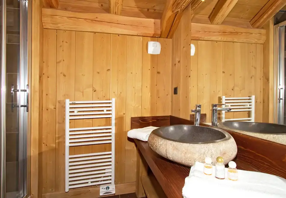Wolf Lodge, Les Deux Alpes (self catered chalet) - Shower room