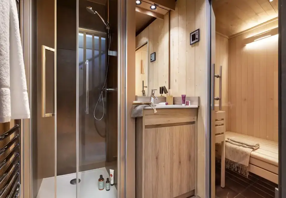 Ynycio, Tignes Val Claret (self catered apartments) - Typical Sauna apartment for 4 style (©Studio Bergeond)