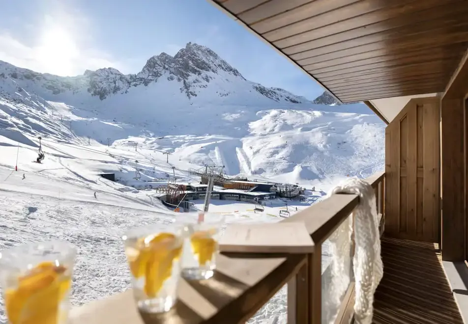 Ynycio, Tignes Val Claret (self catered apartments) - Typical Plus apartment for 6 style (©Studio Bergeond)