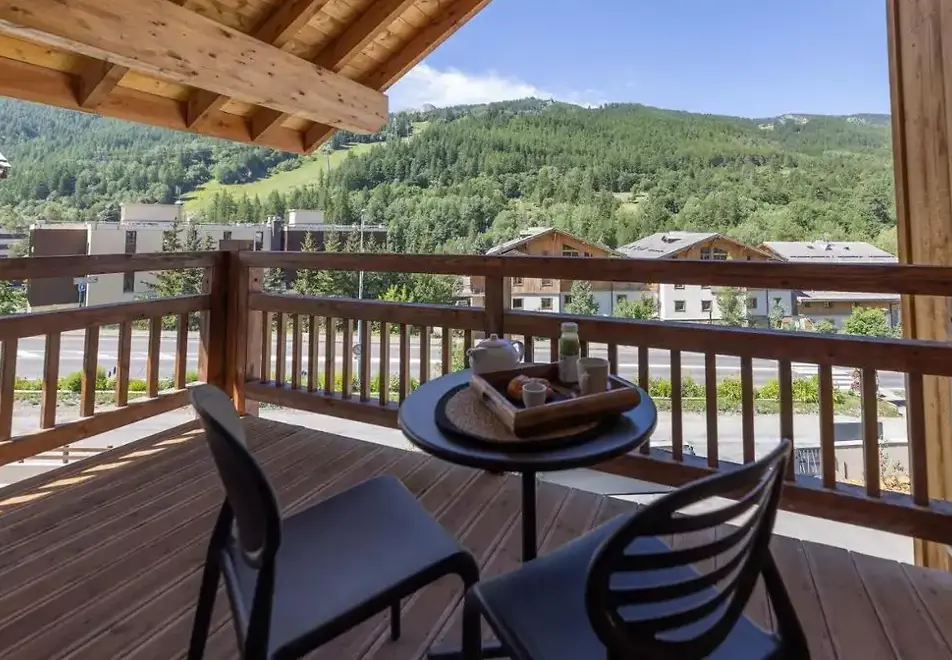 Cristal Lodge, Serre Chevalier (self catered apartments) - Typical balcony style