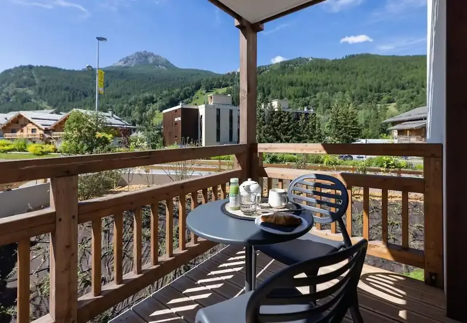 Cristal Lodge, Serre Chevalier (self catered apartments) - Typical balcony style