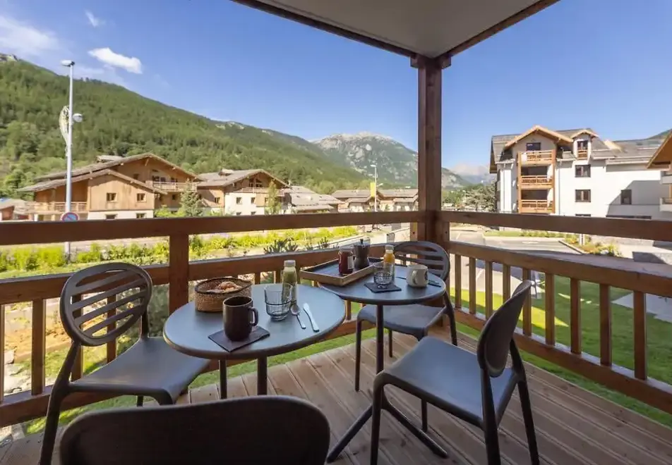 Cristal Lodge, Serre Chevalier (self catered apartments) - Typical balcony style