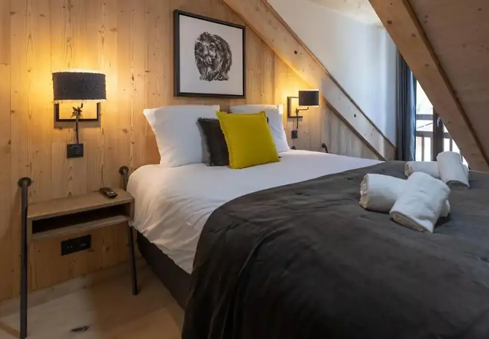 Cristal Lodge, Serre Chevalier (self catered apartments) - Typical double bedroom style