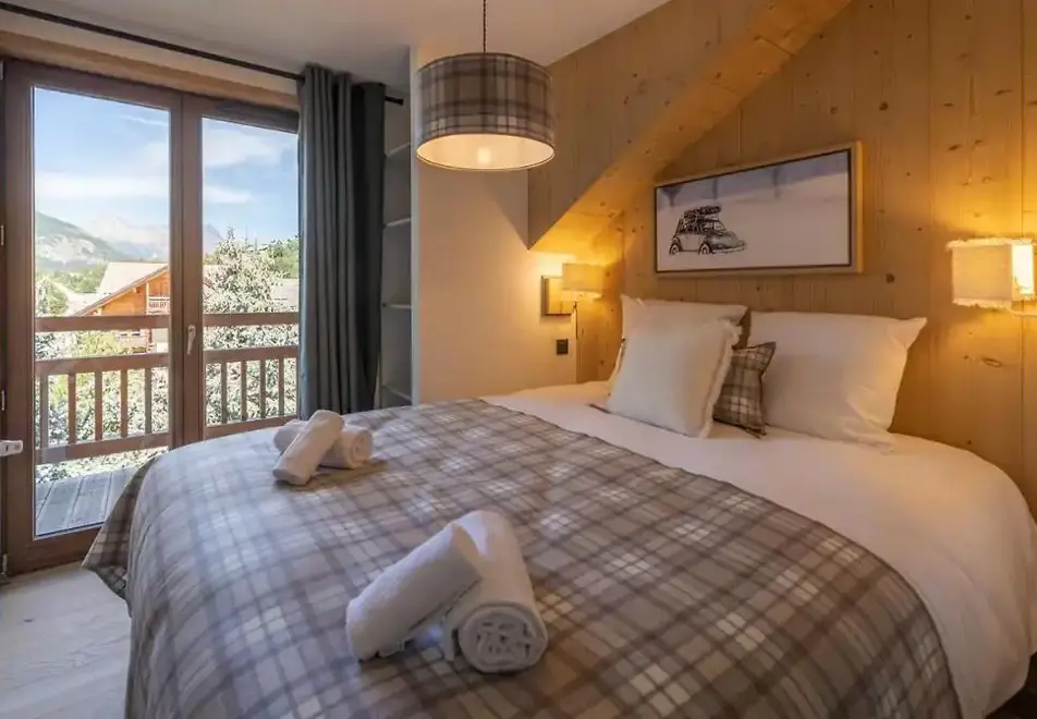 Cristal Lodge, Serre Chevalier (self catered apartments) - Typical double bedroom style