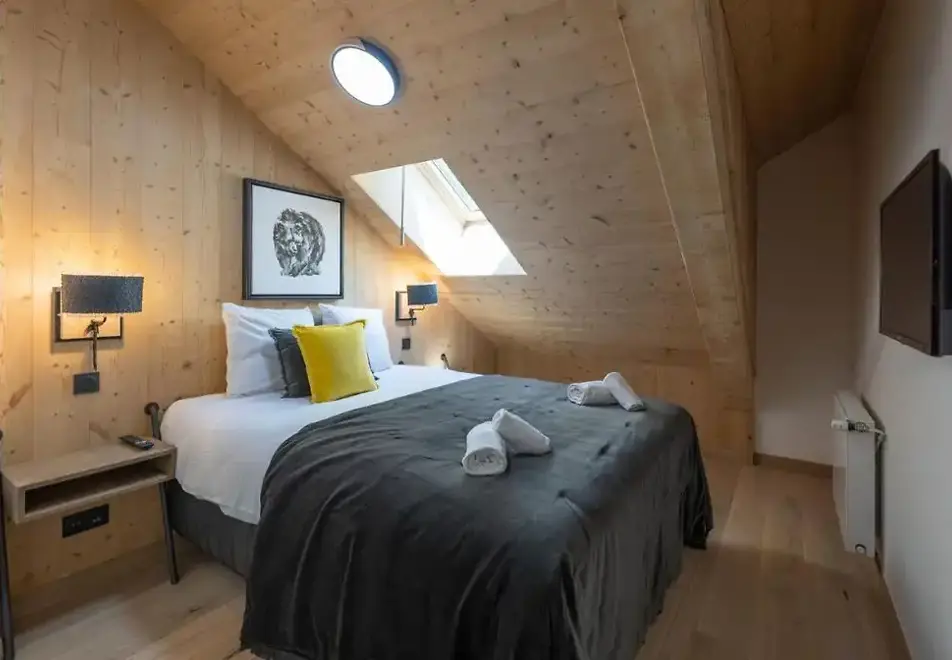 Cristal Lodge, Serre Chevalier (self catered apartments) - Typical double bedroom style