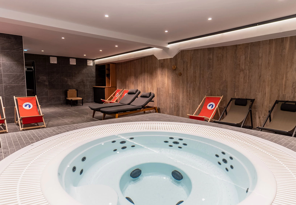 Cristal Lodge, Serre Chevalier (self catered apartments) - Hot tub in wellness area