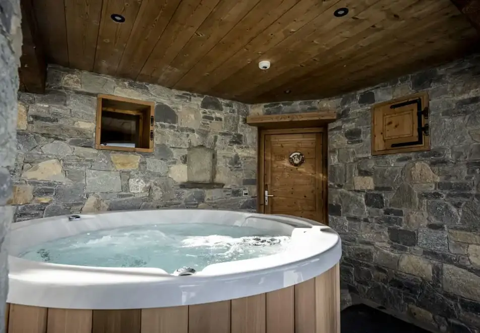 Chalet Mont Blanc, Plagne 1800 (self catered chalets) - Hot tub