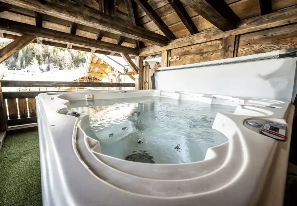 Chalets Pierre 1&2, Plagne 1800 (self catered chalet) - Shared hot tub