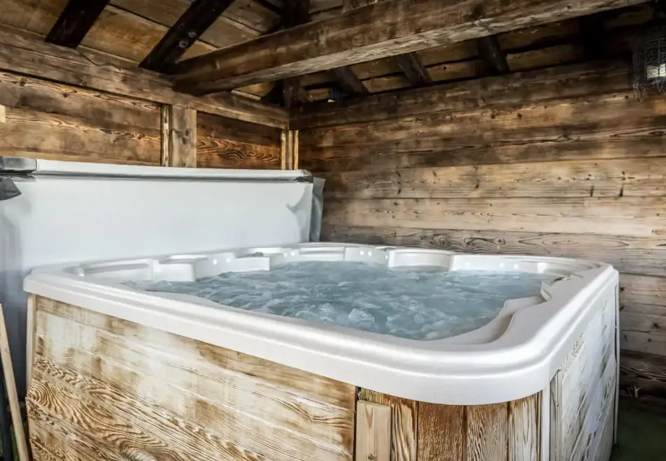 Chalets Pierre 1&2, Plagne 1800 (self catered chalet) - Shared hot tub