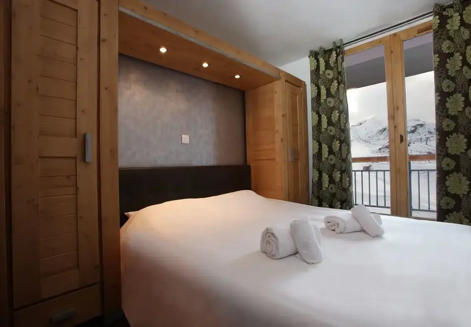 Cime des Arcs, Arcs 2000 (self catered apartments) - Typical double bedroom style