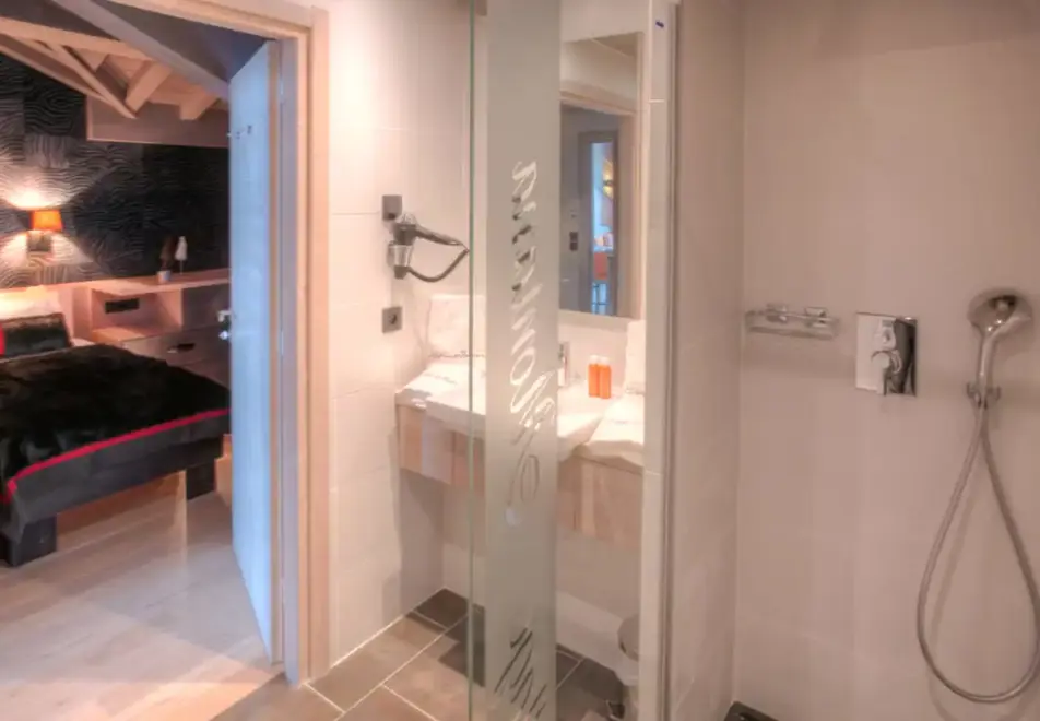 Plein Sud, Val Thorens (self catered apartments) - Typical apartment for 6 style