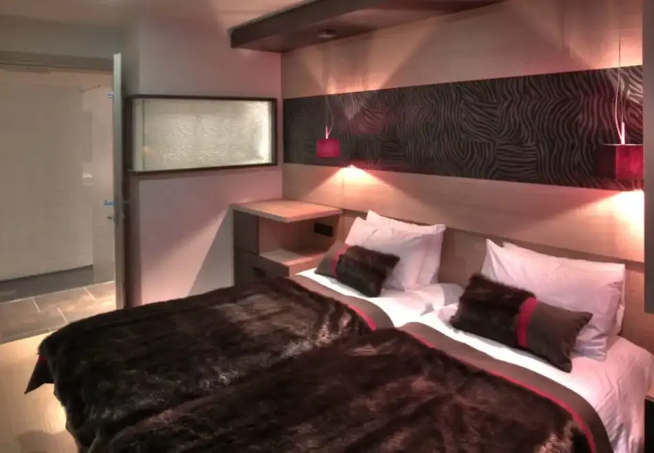 Plein Sud, Val Thorens (self catered apartments) - Typical apartment for 6 style