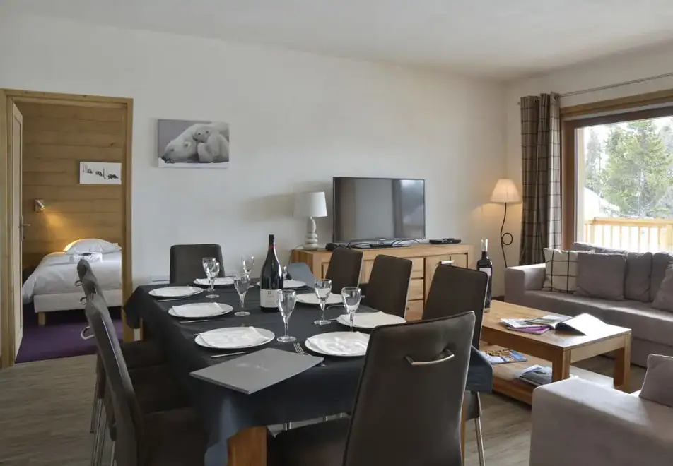 Hotel Carlina, Belle Plagne (hotel) - Typical 8 person apartment style