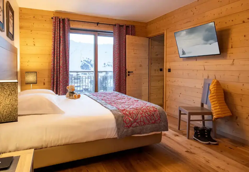 White Pearl, La Plagne (self catered apartments) - Typical double bedroom style