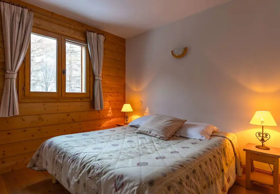 Le Hameau du Rocher Blanc, Serre Chevalier Chantemerle (self catered apartments) - Typical double bedroom style