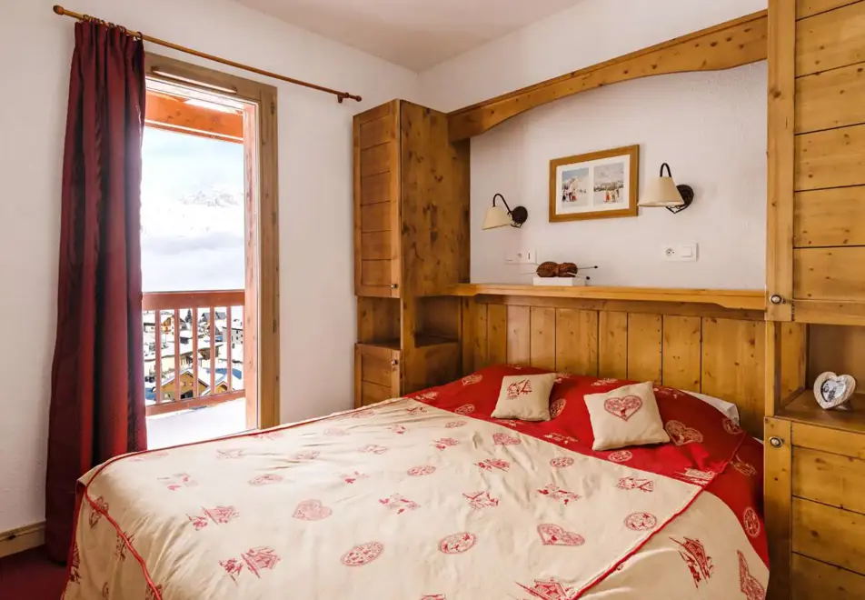 Les Hauts de Comborciere, La Toussuire (self catered apartments) - Typical double bedroom style