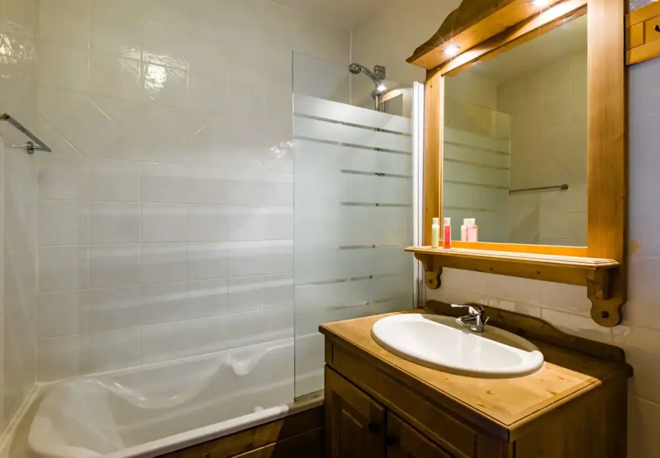 Les Hauts de Comborciere, La Toussuire (self catered apartments) - Typical bathroom style