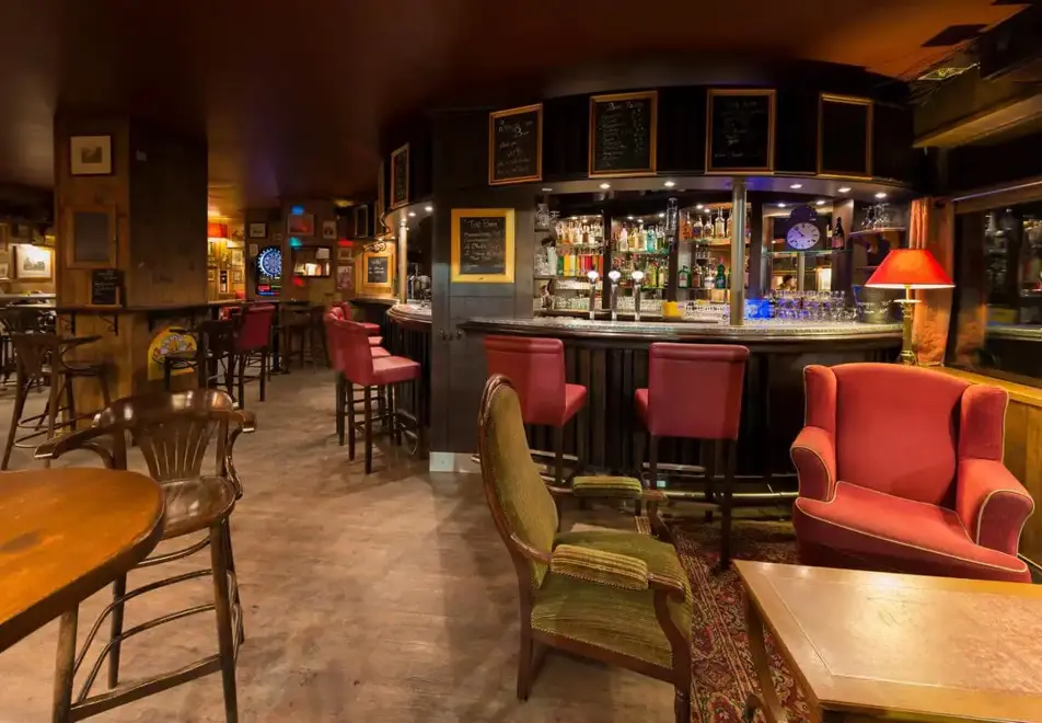 Chalet Val 2400, Val Thorens (self catered apartments) - Red Fox pub