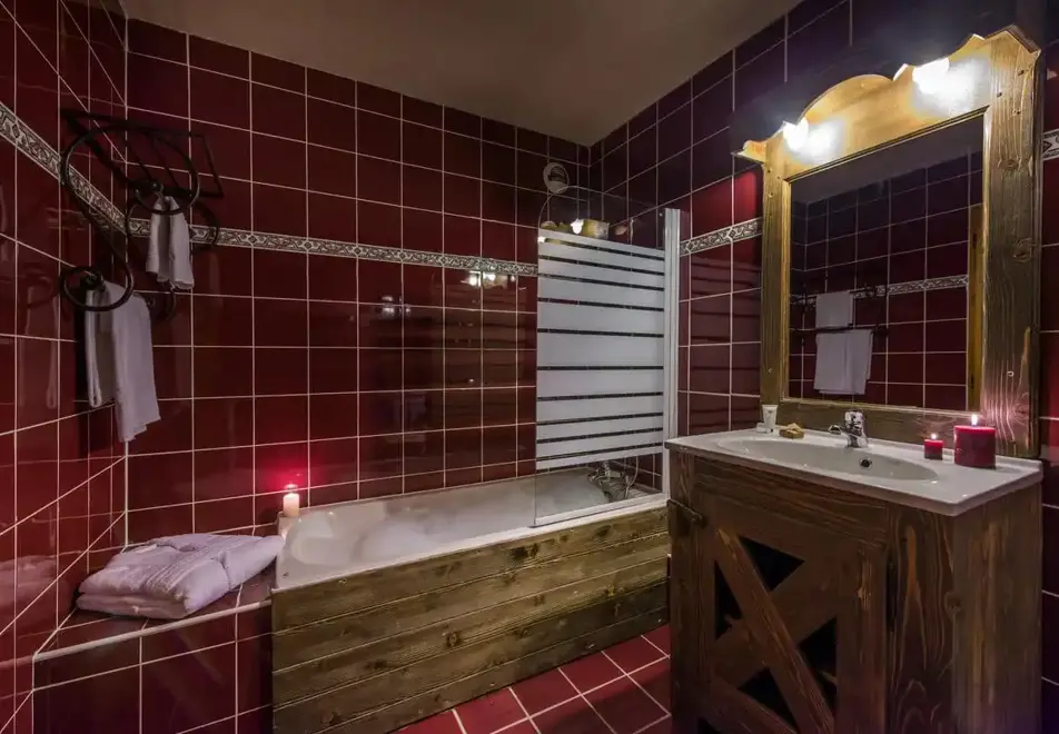 Chalet Val 2400, Val Thorens (self catered apartments) - Typical bathroom style