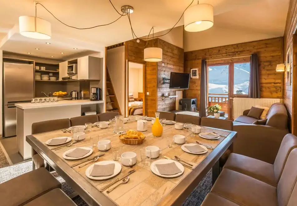 Chalet Val 2400, Val Thorens (self catered apartments) - Typical apartment for 12 style