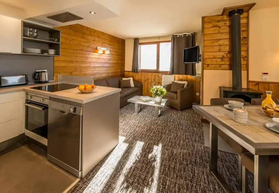 Chalet Val 2400, Val Thorens (self catered apartments) - Typical apartment for 6 style