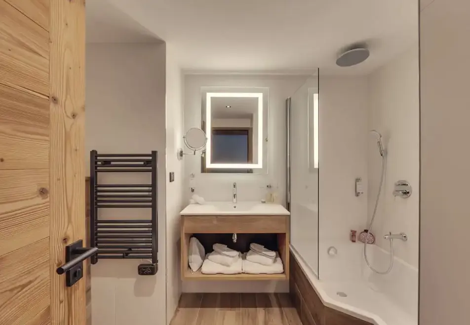 Avancher, Val d'Isere (self catered apartments & hotel) - Typical junior suite style in hotel