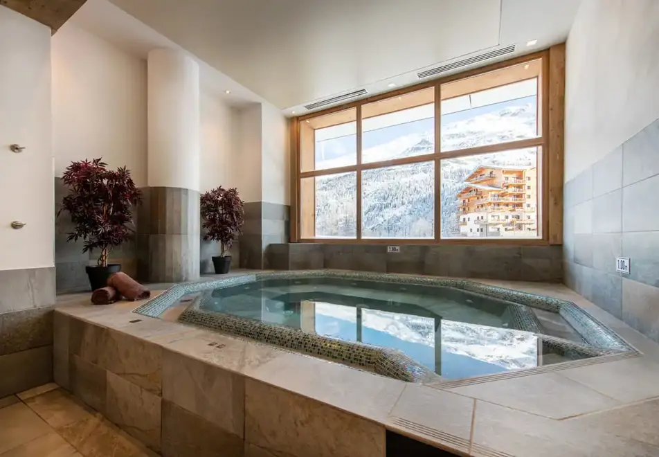 Lodge des Neiges, Tignes 1800 (self catered apartments) - Hot tub