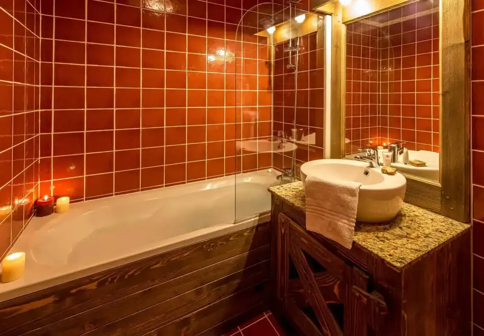 Chalet de l'Ours, Arc 2000 (self catered apartments) - Typical bathroom style