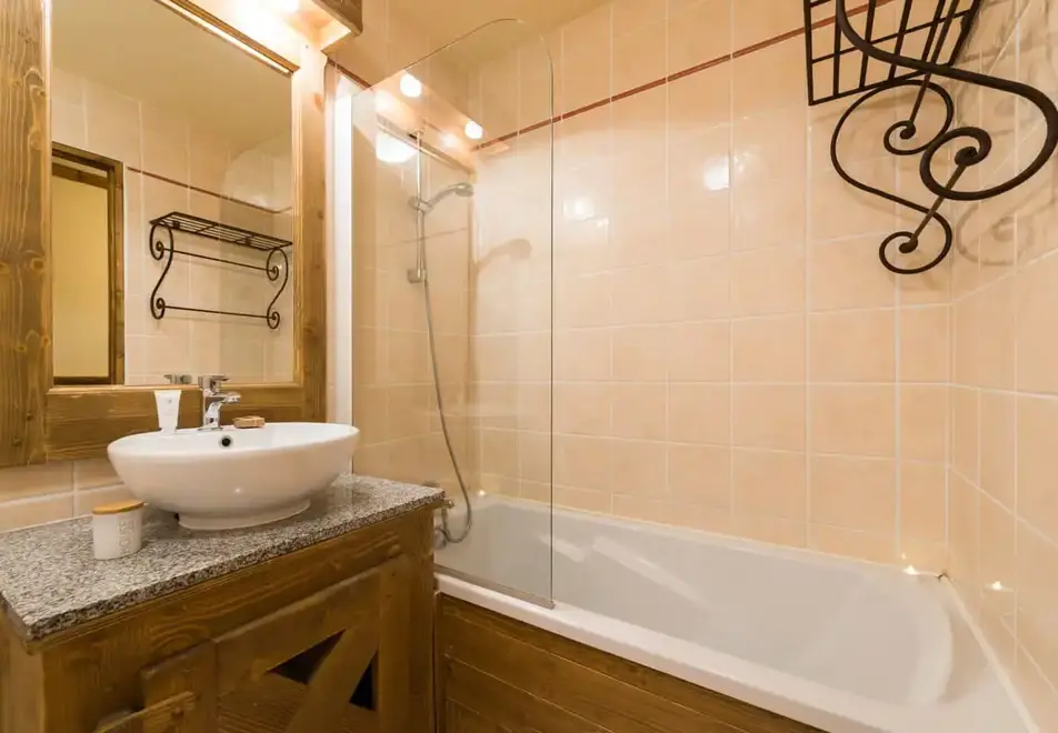 Le Refuge, La Rosiere (self catered apartments) - Typical bathroom style