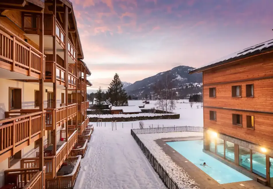 La Residence Club Samoens Village, Samoens (self catered apartments) - Outdoor pool (©Manureyboz)