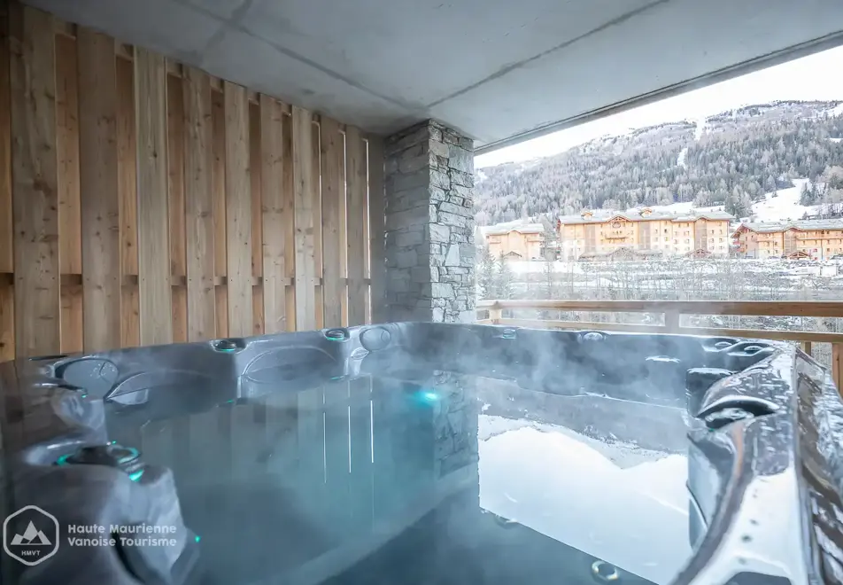 Chalet Arcelle, Val Cenis (self catered chalet) - Outdoor hot tub