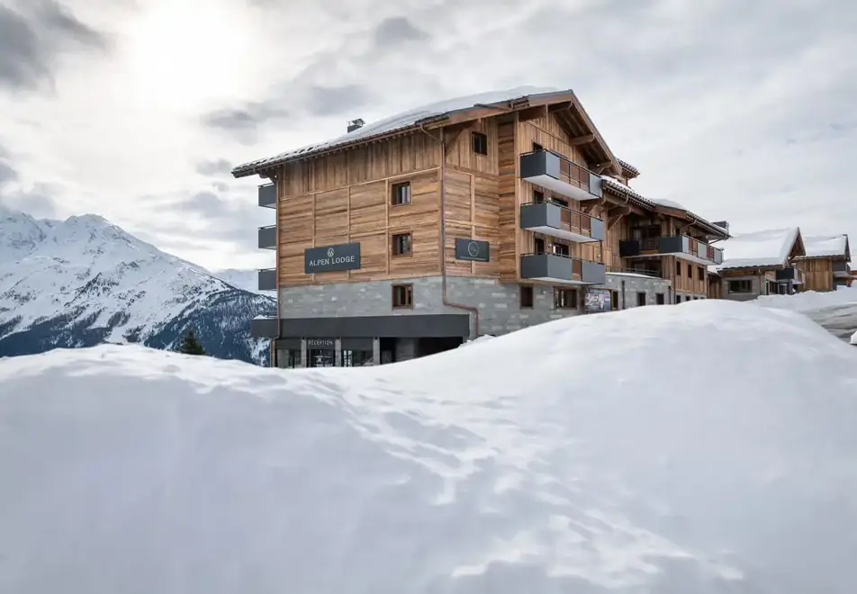 Alpen Lodge, La Rosiere (self catered apartments & hotel) - Excellent location