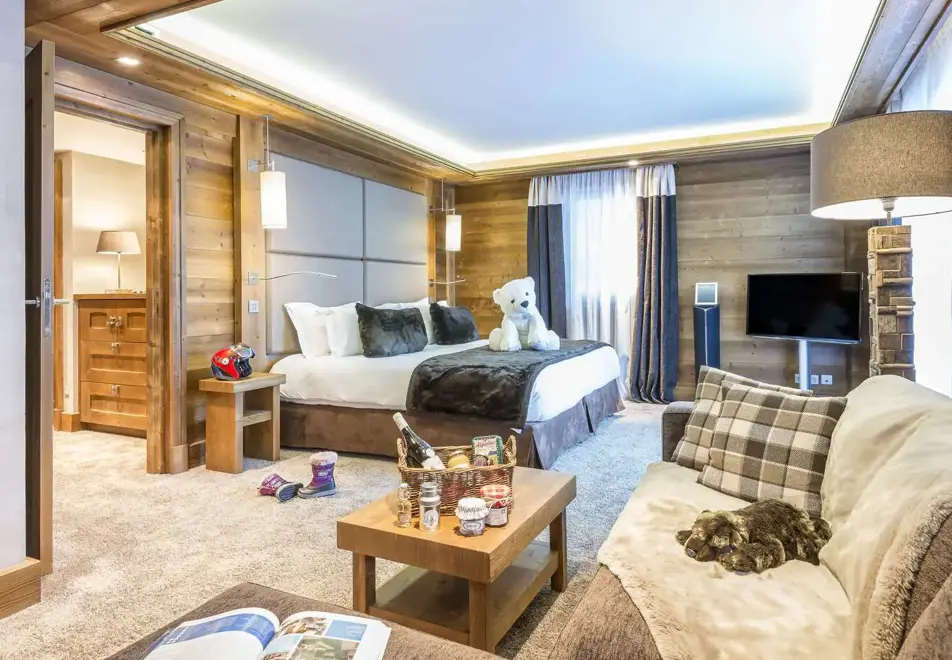 La Kaila, Meribel (hotel) - Typical suite famille 3 pers room style