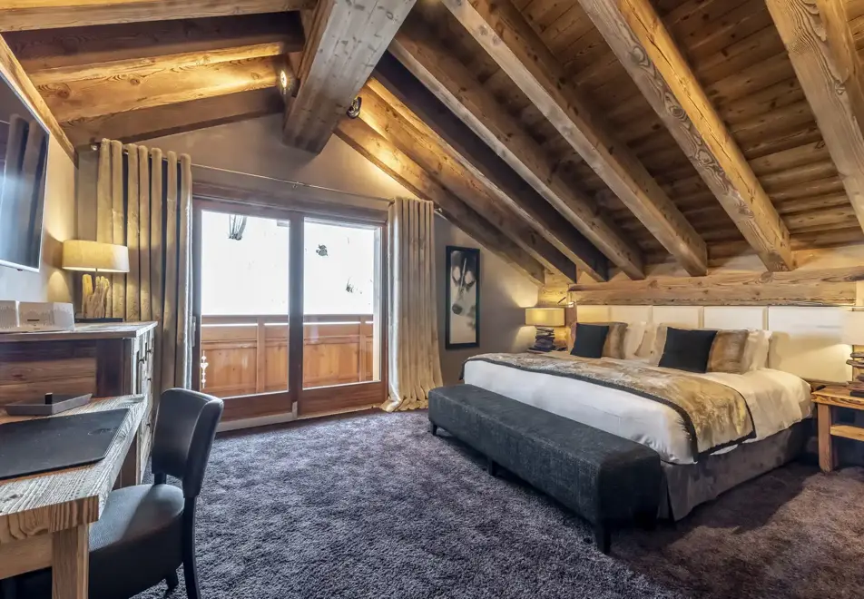 La Kaila, Meribel (hotel) - Typical suite authentik room style