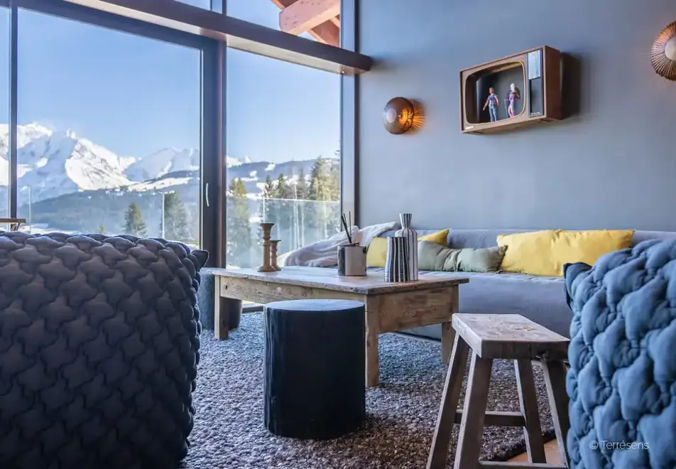 Les Roches Blanches, Combloux (self catered apartments) - Reception lounge with view of Mont Blanc